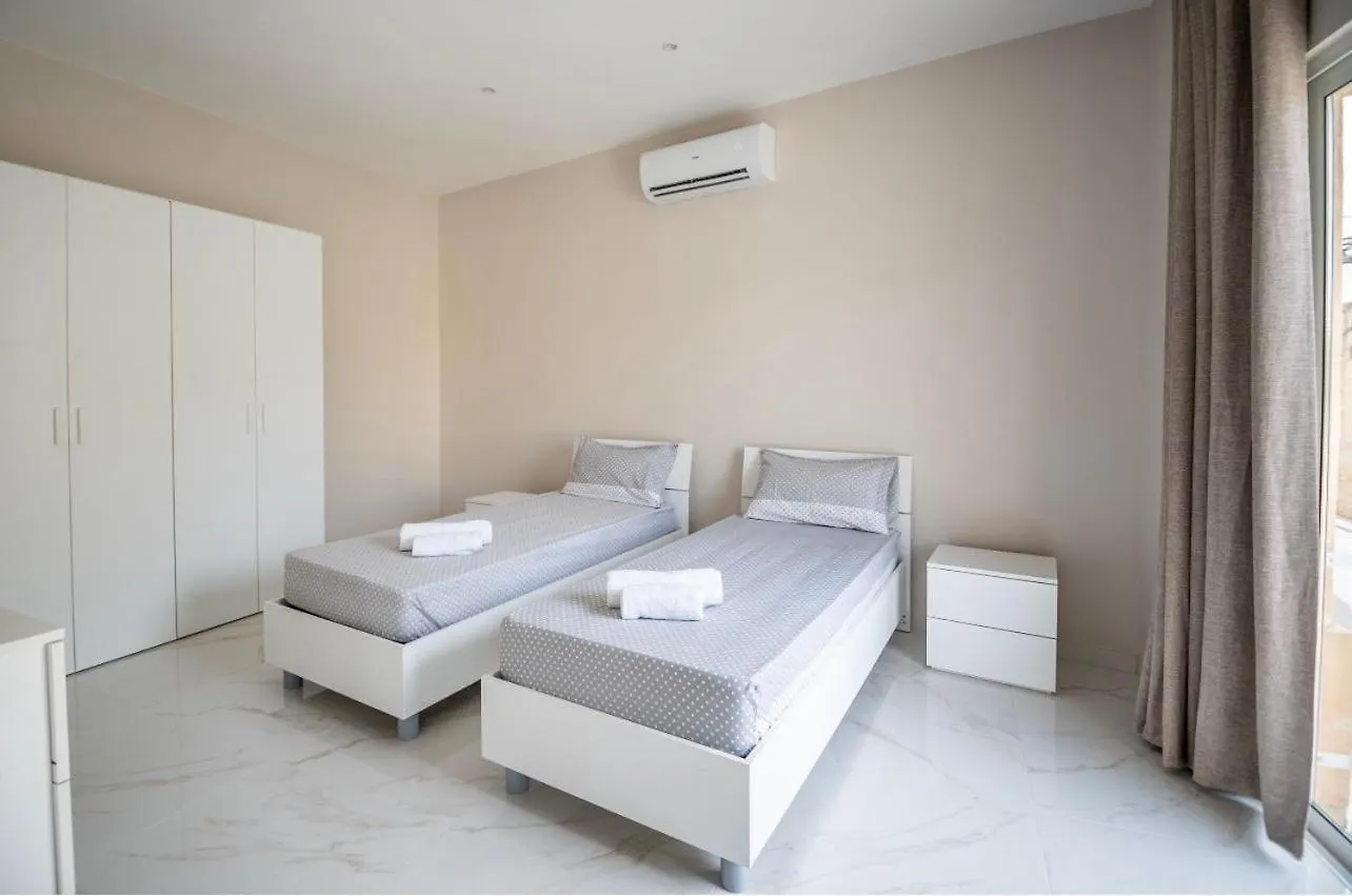 2 Bedroom Apartment In Gudja 0*,